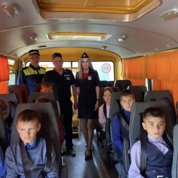 Сотрудники Госавтоинспекции и юные инспекторы движения провели уроки дорожной безопасности в школьных автобусах