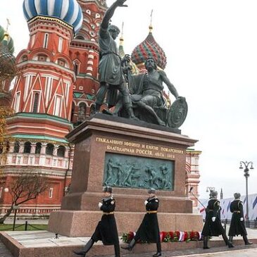 Возложение цветов к памятнику Кузьме Минину и Дмитрию Пожарскому