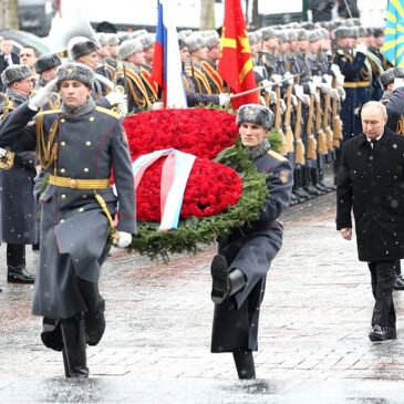 Возложение венка к Могиле Неизвестного Солдата